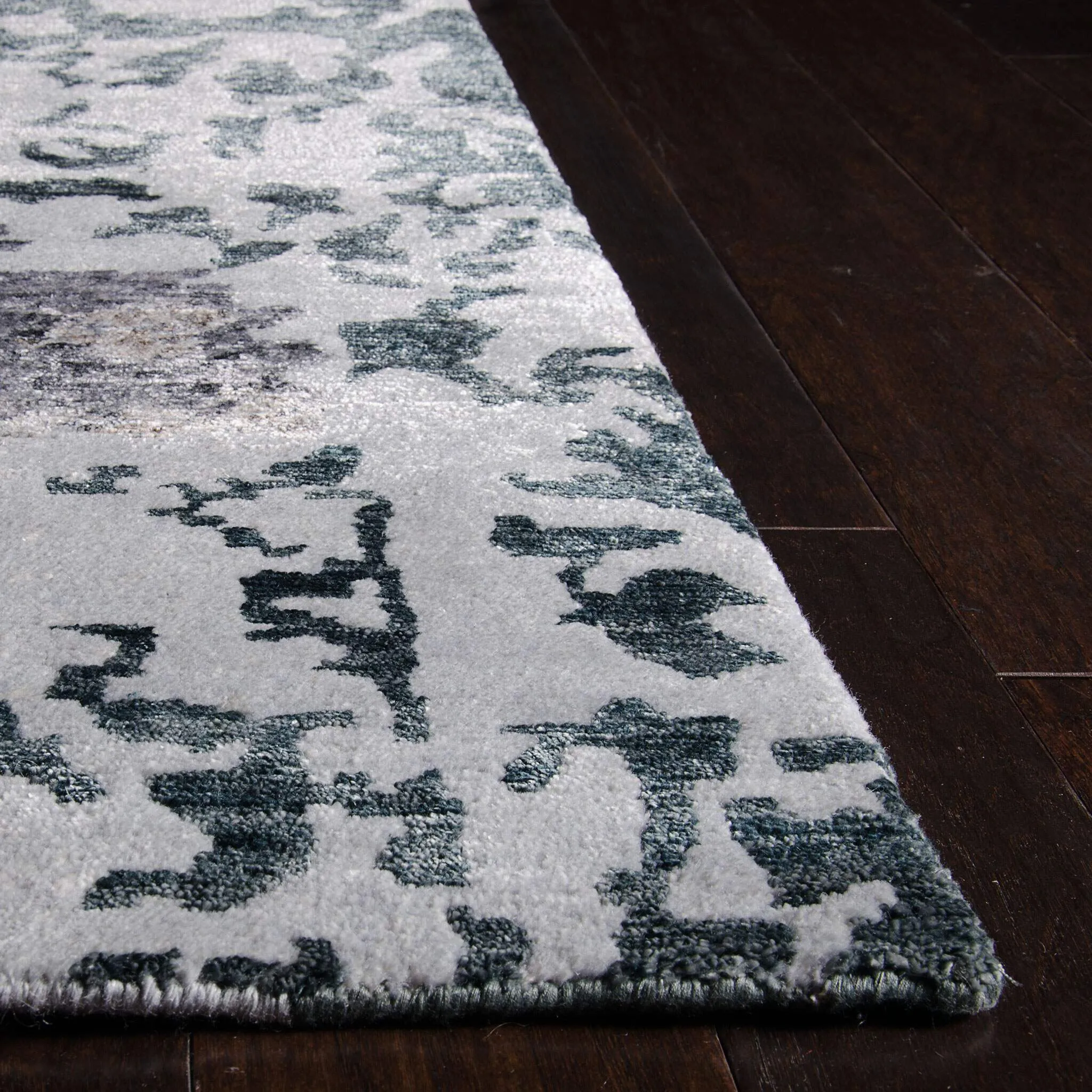 Silk Shadows SHA16 Transitional Rug